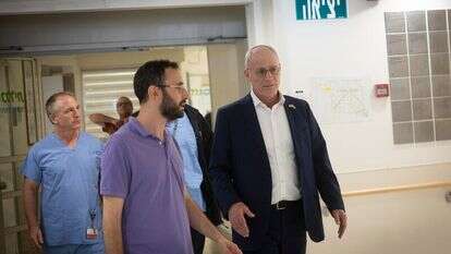 שגריר ישראל בארה"ב לייטר בביה"ח שערי צדק | חיים גולדברג, פלאש 90 שגריר ישראל בארה"ב לייטר בביה"ח שערי צדק | חיים גולדברג, פלאש 90
