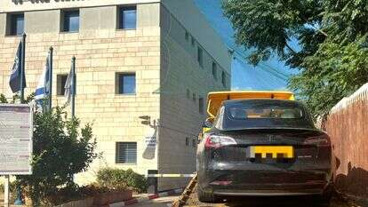 רכב הנהג שהוחרם בכניסה לתחנת המשטרה בנהריה | דוברות המשטרה רכב הנהג שהוחרם בכניסה לתחנת המשטרה בנהריה | דוברות המשטרה
