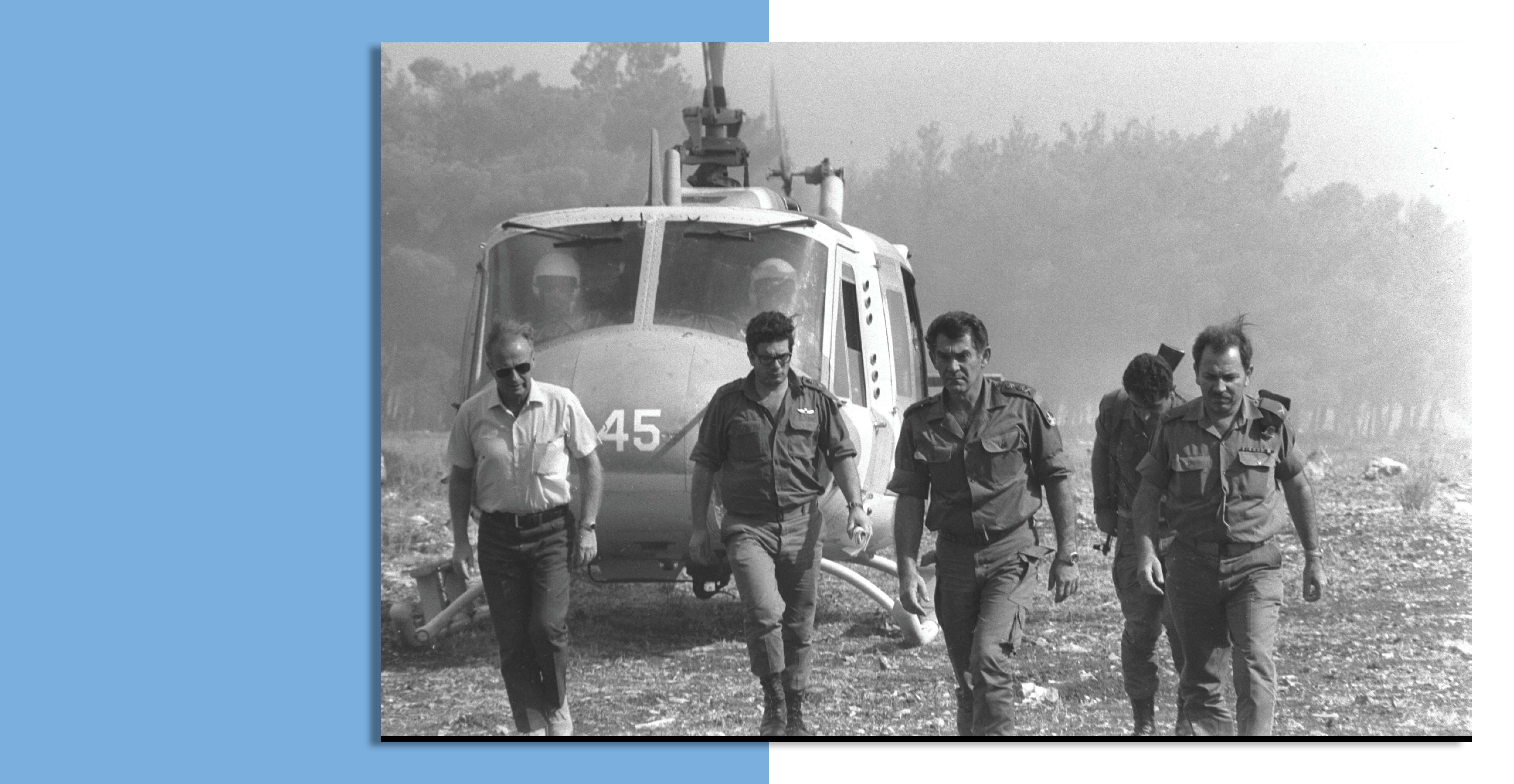 "גם אז הטעות הייתה חוסר מודעות". דוד אלעזר (מלפנים) ברמת הגולן, 1973 | איתן הריס - לע"מ "גם אז הטעות הייתה חוסר מודעות". דוד אלעזר (מלפנים) ברמת הגולן, 1973 | איתן הריס - לע"מ
