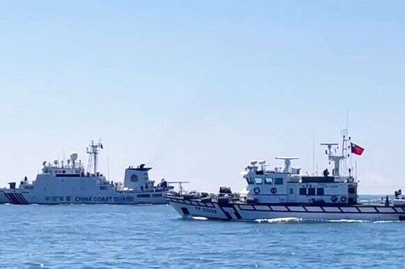 ספינת סיור של משמר החופים הטייוואני (מימין) מפליגה בקרבת ספינה של משמר החופים הסיני במימי האזור שמדרום לקינמן | AFP ספינת סיור של משמר החופים הטייוואני (מימין) מפליגה בקרבת ספינה של משמר החופים הסיני במימי האזור שמדרום לקינמן | AFP