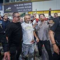 יניב חיון, אחד מהנוסעים שנטרלו את טייס המשנה, לאחר הנחיתה בנתב"ג | ג'מל עוואד, פלאש 90