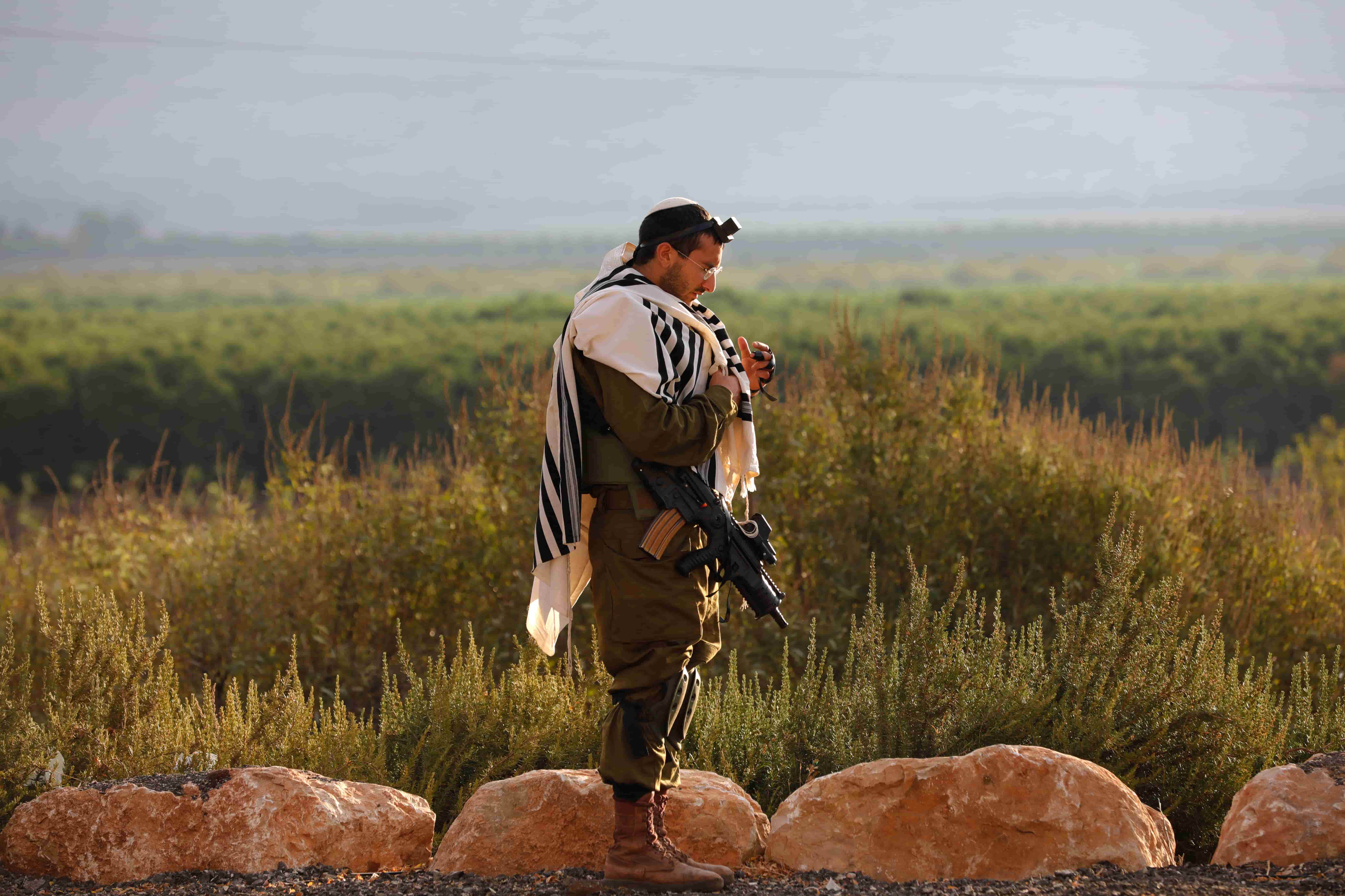 ההתעלמות מהעולם חמורה כמו ההתעלמות מזהותנו. חייל בגבול לבנון | איי.אף.פי ההתעלמות מהעולם חמורה כמו ההתעלמות מזהותנו. חייל בגבול לבנון | איי.אף.פי