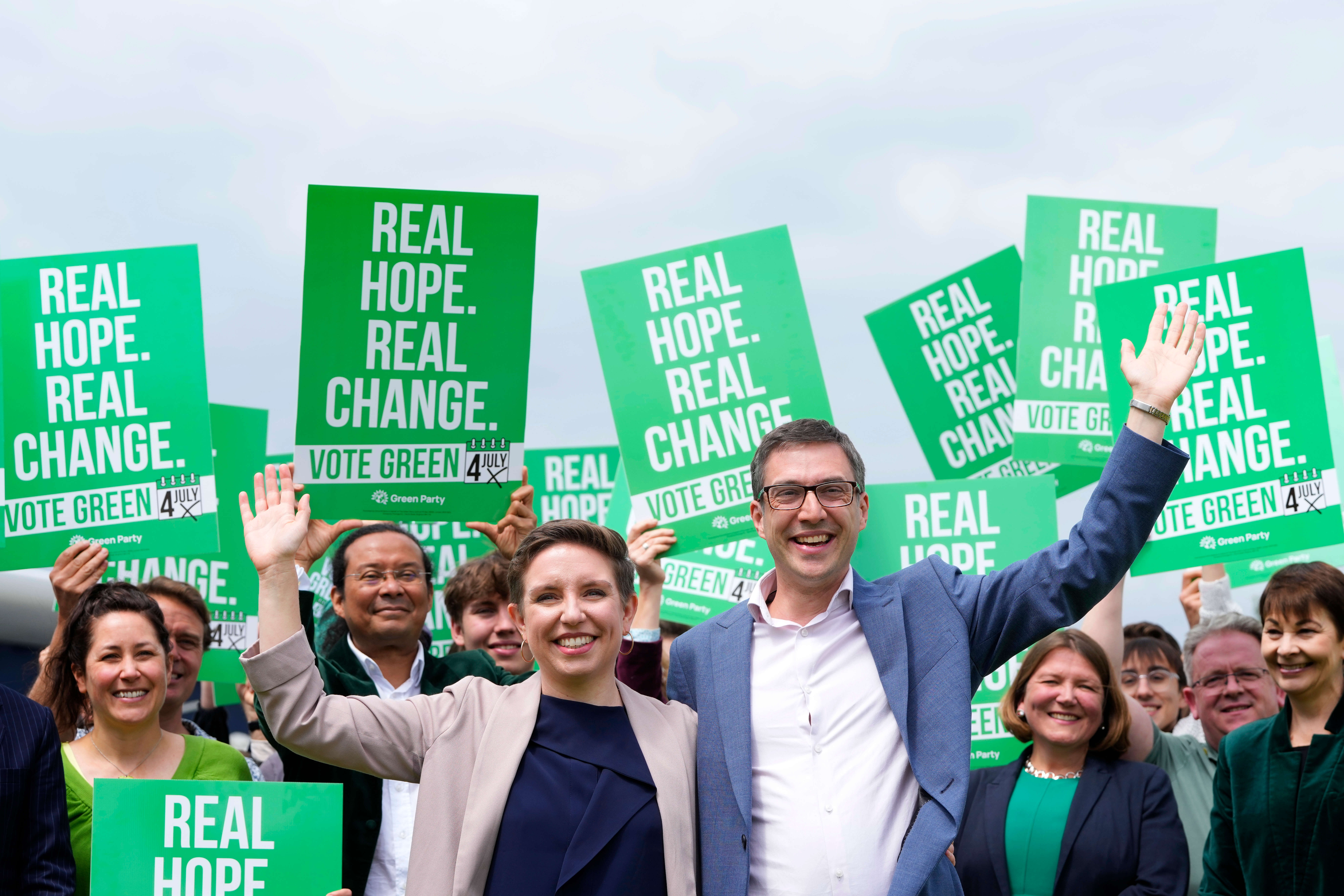 מנהיגי מפלגת הירוקים בבריטניה, אדריאן רמזי וקרלה דנייר, עם תומכים באירוע השקת מצע המפלגה לקראת הבחירות הכלליות, בהוב שבאנגליה, 12 ביוני 2024 | קירסטי ויגלסוורת'/AP