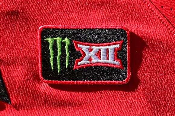 שחקן של קבוצת טקסס טק עונד תג של Monster/Big 12 על חולצת המשחק שלו במהלך משחק פוטבול | AP/צ'ייס סיבולט, ארכיון שחקן של קבוצת טקסס טק עונד תג של Monster/Big 12 על חולצת המשחק שלו במהלך משחק פוטבול | AP/צ'ייס סיבולט, ארכיון