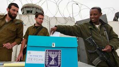 קלפי צבאית ניידת מגיעה למוצב זמני של צה"ל סמוך לבית לחם, כדי לאפשר לחיילים המשרתים באזור לממש את זכותם הדמוקרטית ולהצביע בבחירות, 9 בפברואר 2009 | נתי שוחט, פלאש 90