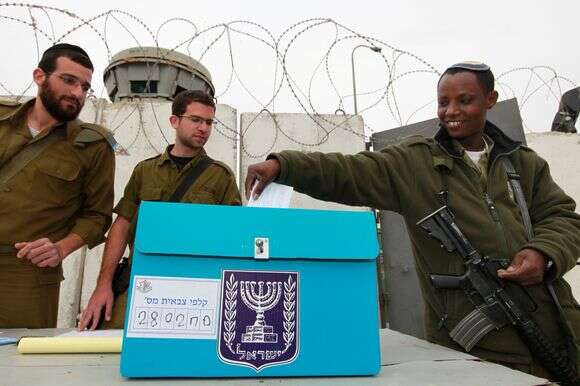 קלפי צבאית ניידת מגיעה למוצב זמני של צה"ל סמוך לבית לחם, כדי לאפשר לחיילים המשרתים באזור לממש את זכותם הדמוקרטית ולהצביע בבחירות, 9 בפברואר 2009 | נתי שוחט, פלאש 90 קלפי צבאית ניידת מגיעה למוצב זמני של צה"ל סמוך לבית לחם, כדי לאפשר לחיילים המשרתים באזור לממש את זכותם הדמוקרטית ולהצביע בבחירות, 9 בפברואר 2009 | נתי שוחט, פלאש 90