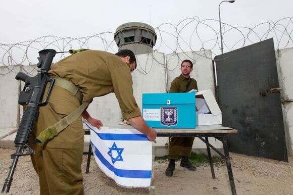קלפי צבאית ניידת מגיעה למוצב זמני של צה"ל סמוך לבית לחם, כדי לאפשר לחיילים המשרתים באזור לממש את זכותם הדמוקרטית ולהצביע בבחירות, 9 בפברואר 2009 | נתי שוחט, פלאש 90