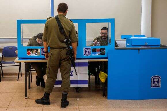 חייל צה"ל מצביע בהצבעה מוקדמת בבסיס צבאי סמוך לכפר קרע, לקראת הבחירות לכנסת ה־24, 17 במרץ 2021 | פלאש 90 חייל צה"ל מצביע בהצבעה מוקדמת בבסיס צבאי סמוך לכפר קרע, לקראת הבחירות לכנסת ה־24, 17 במרץ 2021 | פלאש 90