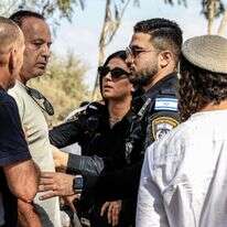 ערן ליטמן, אביה של אוריה ליטמן-ריקרדו שנרצחה בנובה, צועק לעבר מתפללים שחגגו את שמחת תורה באתר ההנצחה | צפריר אביוב, פלאש 90