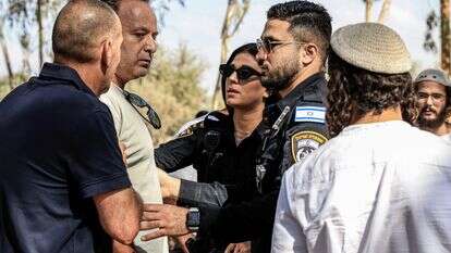 ערן ליטמן, אביה של אוריה ליטמן-ריקרדו שנרצחה בנובה, צועק לעבר מתפללים שחגגו את שמחת תורה באתר ההנצחה | צפריר אביוב, פלאש 90 ערן ליטמן, אביה של אוריה ליטמן-ריקרדו שנרצחה בנובה, צועק לעבר מתפללים שחגגו את שמחת תורה באתר ההנצחה | צפריר אביוב, פלאש 90