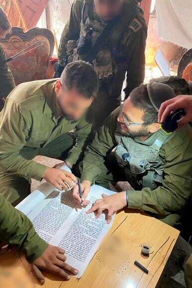 חייל ברצועת עזה משתתף בכתיבת הספר | באדיבות המצולם חייל ברצועת עזה משתתף בכתיבת הספר | באדיבות המצולם