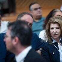 העיתונאית הדס שטייף בדיון בעתירה נגד החלטת הממשלה לסגור את גלי צה״ל, בבית המשפט העליון בירושלים, 26 במאי 2026 | יונתן זינדל/פלאש90 העיתונאית הדס שטייף בדיון בעתירה נגד החלטת הממשלה לסגור את גלי צה״ל, בבית המשפט העליון בירושלים, 26 במאי 2026 | יונתן זינדל/פלאש90