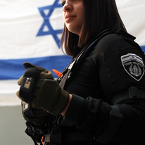 חליפת המגן החשמלית | דוברות המשטרה