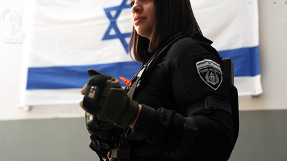 חליפת המגן החשמלית | דוברות המשטרה