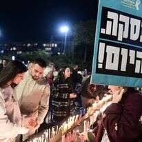 קריאה לשחרור החטופים ולסיום המלחמה בכיכר רבין בתל אביב | תומר נויברג, פלאש 90 קריאה לשחרור החטופים ולסיום המלחמה בכיכר רבין בתל אביב | תומר נויברג, פלאש 90