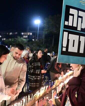 קריאה לשחרור החטופים ולסיום המלחמה בכיכר רבין בתל אביב | תומר נויברג, פלאש 90