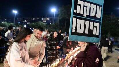 קריאה לשחרור החטופים ולסיום המלחמה בכיכר רבין בתל אביב | תומר נויברג, פלאש 90 קריאה לשחרור החטופים ולסיום המלחמה בכיכר רבין בתל אביב | תומר נויברג, פלאש 90