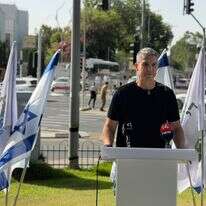יו"ר מפלגת המילואימניקים והכלכלית, יועז הנדל, בפתח לשכת הגיוס | ללא קרדיט