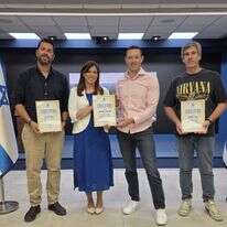 ראש מערך ההסברה ציפי חוטובלי, עם יוצרי הסרט "נז"א - הסיפור האמיתי" | ללא קרדיט