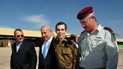 גלעד שליט בשובו לישראל, 2011. מימין לשמאל: הרמטכ"ל בני גנץ, שליט, ראש הממשלה בנימין נתניהו ושר הביטחון אהוד ברק | אריאל חרמוני, משרד הביטחון גלעד שליט בשובו לישראל, 2011. מימין לשמאל: הרמטכ"ל בני גנץ, שליט, ראש הממשלה בנימין נתניהו ושר הביטחון אהוד ברק | אריאל חרמוני, משרד הביטחון