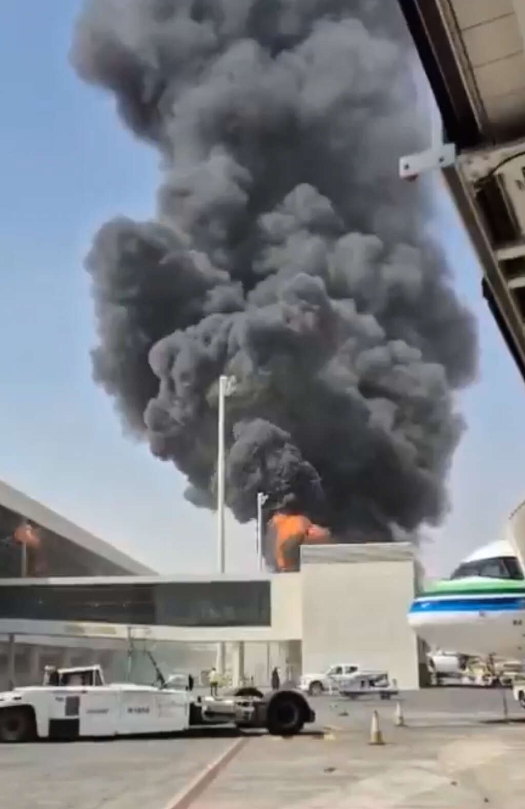 1. עשן שחור סמיך ולהבות עולים משריפה בנמל התעופה הבינלאומי המלך ח'אלד בריאד, בירת סעודיה, ביום שישי, 9 באוקטובר 2026. התמונה לקוחה מסרטון שהגיע לידי סוכנות AP ואומת על ידה | UGC / AP 1. עשן שחור סמיך ולהבות עולים משריפה בנמל התעופה הבינלאומי המלך ח'אלד בריאד, בירת סעודיה, ביום שישי, 9 באוקטובר 2026. התמונה לקוחה מסרטון שהגיע לידי סוכנות AP ואומת על ידה | UGC / AP