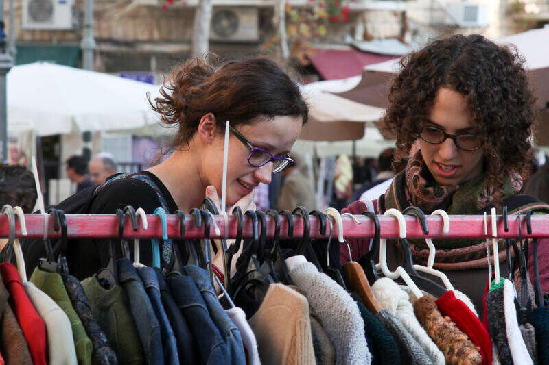 נשים צעירות קונות בגדים בשוק בירושלים | מרים אלסטר/FLASh90 נשים צעירות קונות בגדים בשוק בירושלים | מרים אלסטר/FLASh90