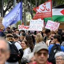 אחת מהפגנות ה"תלמידים" בצרפת. ברקע נראה דגל פלסטין | AFP אחת מהפגנות ה"תלמידים" בצרפת. ברקע נראה דגל פלסטין | AFP