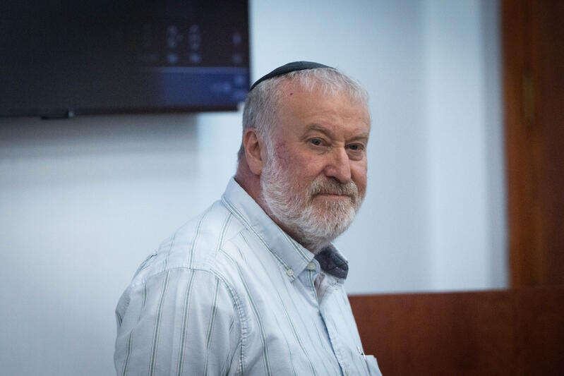 נורות אדומות על דוכן העדים