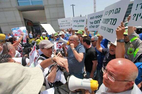 עובדי רותם אמפרט מפגינים עם שלטים הקוראים להבטיח את המשך התעסוקה בנגב | יח''צ