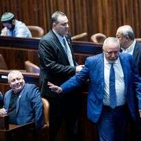 ליברמן מנופף לאיזנקוט במליאת הכנסת | יונתן זינדל, פלאש 90 ליברמן מנופף לאיזנקוט במליאת הכנסת | יונתן זינדל, פלאש 90