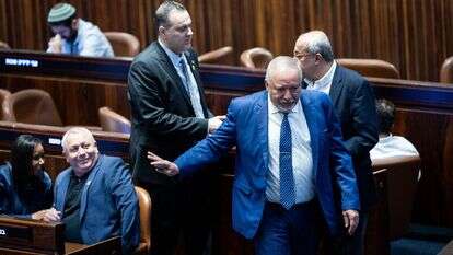 ליברמן מנופף לאיזנקוט במליאת הכנסת | יונתן זינדל, פלאש 90 ליברמן מנופף לאיזנקוט במליאת הכנסת | יונתן זינדל, פלאש 90