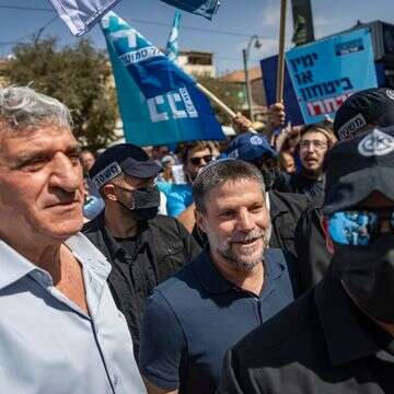 שר האוצר ויו״ר הציונות הדתית בצלאל סמוטריץ בסיור בחירות בשוק מחנה יהודה בירושלים | חיים גולדברג, פלאש 90 שר האוצר ויו״ר הציונות הדתית בצלאל סמוטריץ בסיור בחירות בשוק מחנה יהודה בירושלים | חיים גולדברג, פלאש 90