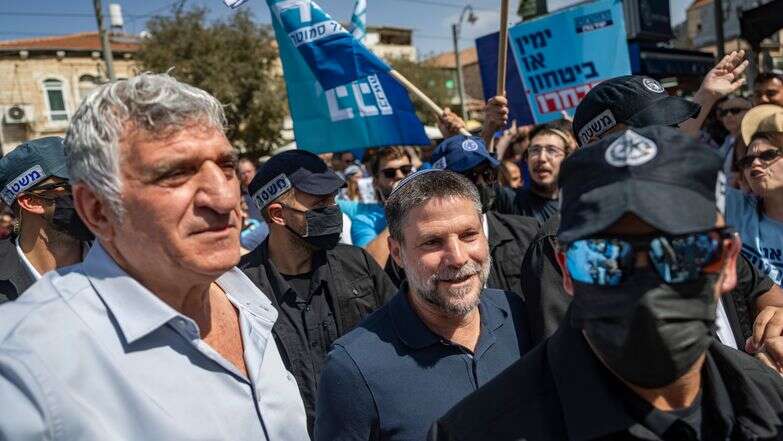 שר האוצר ויו״ר הציונות הדתית בצלאל סמוטריץ בסיור בחירות בשוק מחנה יהודה בירושלים | חיים גולדברג, פלאש 90 שר האוצר ויו״ר הציונות הדתית בצלאל סמוטריץ בסיור בחירות בשוק מחנה יהודה בירושלים | חיים גולדברג, פלאש 90