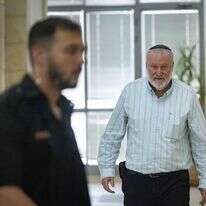 היועץ המשפטי לממשלה לשעבר אביחי מנדלבליט מגיע להעיד במשפטו של ראש הממשלה בנימין נתניהו בבית המשפט המחוזי בירושלים, 12 באוקטובר 2026 | יונתן זינדל, פלאש 90
