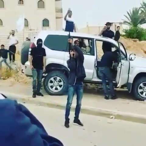 בדואים חמושים בנגב | מתוך הרשתות החברתיות, שימוש לפי סעיף 27א לחוק זכויות יוצרים בדואים חמושים בנגב | מתוך הרשתות החברתיות, שימוש לפי סעיף 27א לחוק זכויות יוצרים