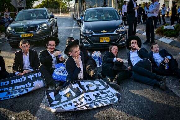 צעירי "הפלג הירושלמי" מפגינים נגד הגיוס בכביש 4, באוגוסט | אבשלום שושני, פלאש 90 צעירי "הפלג הירושלמי" מפגינים נגד הגיוס בכביש 4, באוגוסט | אבשלום שושני, פלאש 90