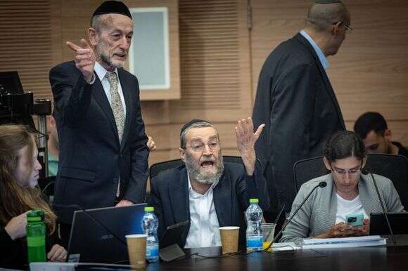 גפני ומקלב בישיבת ועדת הכספים של הכנסת | יונתן זינדל, פלאש 90 גפני ומקלב בישיבת ועדת הכספים של הכנסת | יונתן זינדל, פלאש 90