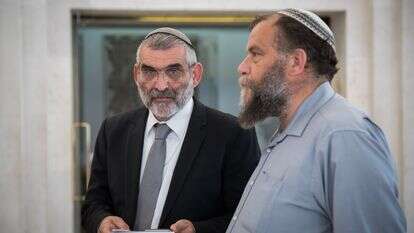 פעילי הימין מיכאל בן ארי ובנצי גופשטיין בבית המשפט העליון בירושלים, במהלך דיון בעתירה נגד הצבת גלאי מתכות שרק יהודים ותיירים נדרשים לעבור דרכם בכניסה להר הבית, 12 במרץ 2018 | הדס פרוש, פלאש 90 פעילי הימין מיכאל בן ארי ובנצי גופשטיין בבית המשפט העליון בירושלים, במהלך דיון בעתירה נגד הצבת גלאי מתכות שרק יהודים ותיירים נדרשים לעבור דרכם בכניסה להר הבית, 12 במרץ 2018 | הדס פרוש, פלאש 90