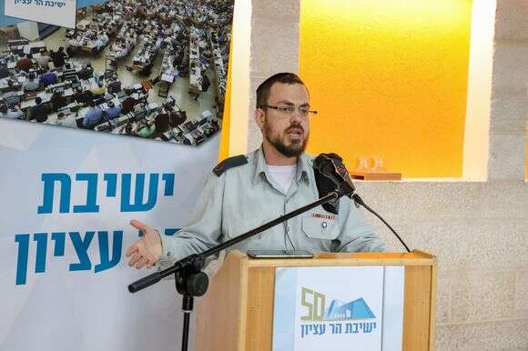 רב־סרן אודי שוורץ נושא דברים במהלך חגיגת סיום הש"ס, לציון השלמת מחזור לימוד הדף היומי בתלמוד, הנמשך שבע שנים וחצי, בישיבת הר עציון שבאלון שבות, 2 בינואר 2020 | גרשון אלינסון/פלאש 90 רב־סרן אודי שוורץ נושא דברים במהלך חגיגת סיום הש"ס, לציון השלמת מחזור לימוד הדף היומי בתלמוד, הנמשך שבע שנים וחצי, בישיבת הר עציון שבאלון שבות, 2 בינואר 2020 | גרשון אלינסון/פלאש 90