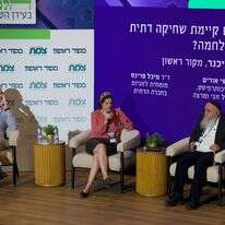 הפאנל שעסק בסוגיית השחיקה הדתית בצל המלחמה, בו השתתפו ראש ישיבת שבי חברון, הרב חננאל אתרוג; מומחית לזוגיות בחברה הדתית, הד"ר מיכל פרינס, ושי אורים, פסיכותרפיסט, מטפל זוגי ומרצה | לירון מולדובן, ועידת צמת ומקור ראשון הפאנל שעסק בסוגיית השחיקה הדתית בצל המלחמה, בו השתתפו ראש ישיבת שבי חברון, הרב חננאל אתרוג; מומחית לזוגיות בחברה הדתית, הד"ר מיכל פרינס, ושי אורים, פסיכותרפיסט, מטפל זוגי ומרצה | לירון מולדובן, ועידת צמת ומקור ראשון