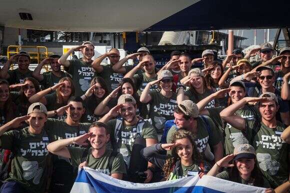כ־59 צעירים יהודים שעלו לישראל כדי להתגייס לצה"ל עם נחיתתם בנמל התעופה בן־גוריון, 18 באוגוסט 2015. הצעירים, המיועדים לשרת כחיילים בודדים, נמנו עם יותר מ־200 עולים חדשים שהגיעו לישראל באותו יום. צילום: פלאש 90 | פלאש 90 כ־59 צעירים יהודים שעלו לישראל כדי להתגייס לצה"ל עם נחיתתם בנמל התעופה בן־גוריון, 18 באוגוסט 2015. הצעירים, המיועדים לשרת כחיילים בודדים, נמנו עם יותר מ־200 עולים חדשים שהגיעו לישראל באותו יום. צילום: פלאש 90 | פלאש 90