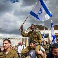 חיילים וחיילות בודדים בצה"ל חוגגים לראשונה בר ובת מצווה לאחר שהשלימו תהליך גיור במהלך שירותם הצבאי, ברחבת הכותל המערבי בירושלים, 23 בפברואר 2026 | יונתן זינדל, פלאש 90