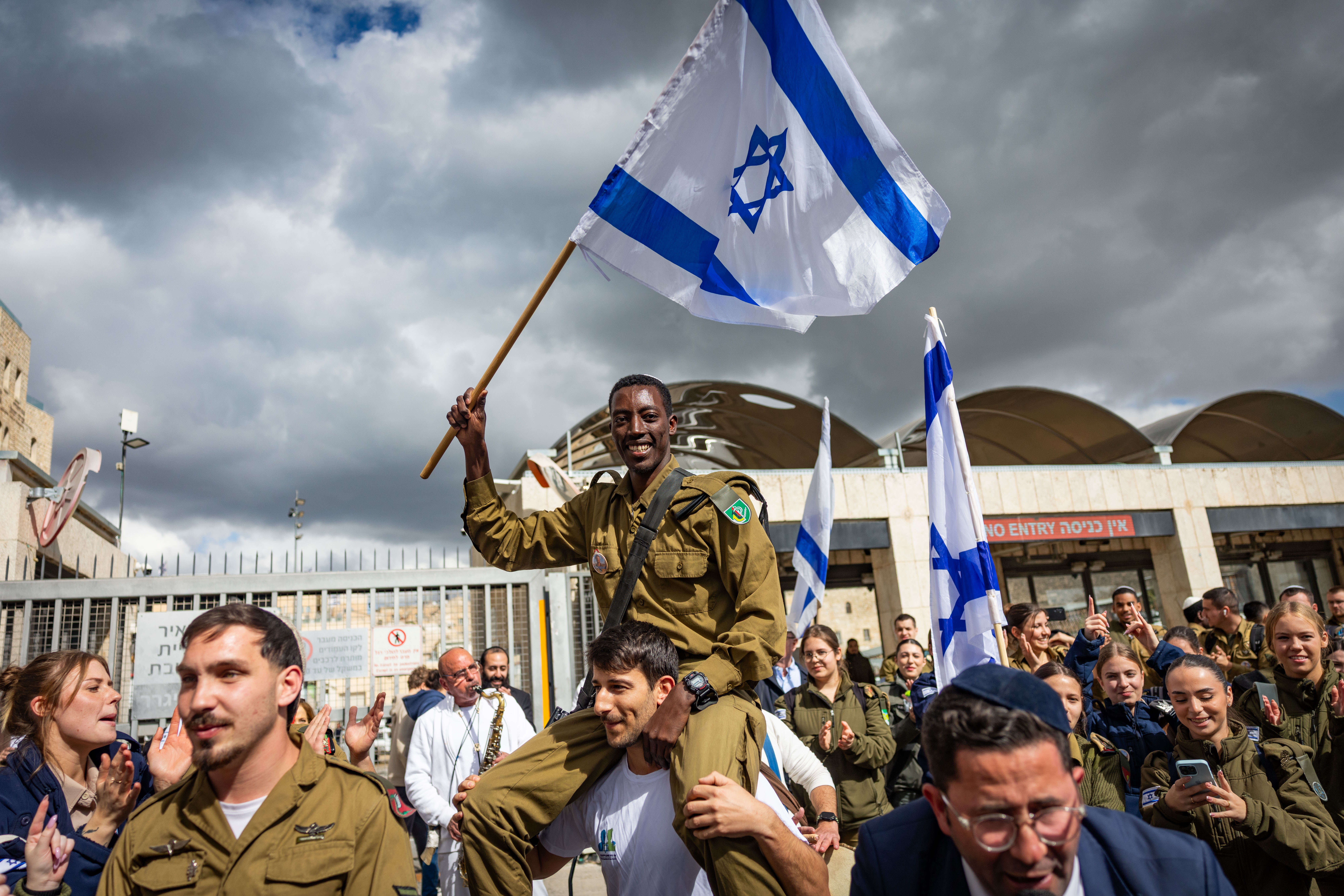 12 שנים אחרי שאיבדו את בנם, הם מעניקים בית ל־150 חיילים
