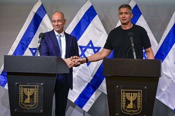 ד"ר ירון זליכה, יו"ר המפלגה הכלכלית החדשה, ויועז הנדל, יו"ר מפלגת המילואימניקים, במסיבת עיתונאים בתל אביב שבה הכריזו על ריצה משותפת בבחירות לכנסת, 6 בספטמבר 2026 | אבשלום ששוני, פלאש 90 ד"ר ירון זליכה, יו"ר המפלגה הכלכלית החדשה, ויועז הנדל, יו"ר מפלגת המילואימניקים, במסיבת עיתונאים בתל אביב שבה הכריזו על ריצה משותפת בבחירות לכנסת, 6 בספטמבר 2026 | אבשלום ששוני, פלאש 90
