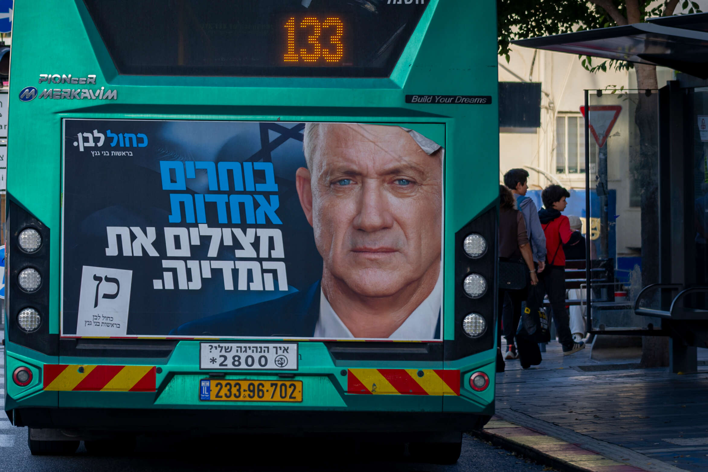 כרזת בחירות של מפלגת כחול לבן, ובה יו"ר המפלגה בני גנץ, על אוטובוס בחיפה, לקראת הבחירות לכנסת, 18 באוקטובר 2026 | שרון לייבל, פלאש 90 כרזת בחירות של מפלגת כחול לבן, ובה יו"ר המפלגה בני גנץ, על אוטובוס בחיפה, לקראת הבחירות לכנסת, 18 באוקטובר 2026 | שרון לייבל, פלאש 90