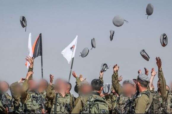 לוחמי חיל ההנדסה הקרבית משליכים את כומתותיהם במהלך טקס צבאי | דובר צה''ל