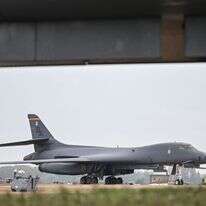 מפציץ אסטרטגי אמריקאי מדגם B-1 לנסר בבסיס חיל האוויר המלכותי פיירפורד שבדרום-מערב אנגליה, 27 בספטמבר 2026. ב-4 באוקטובר אישר הפנטגון כי כל המפציצים האמריקאיים מדגם זה שהוצבו בבסיס הוחזרו לארצות הברית | ג'סטין טאליס, AFP מפציץ אסטרטגי אמריקאי מדגם B-1 לנסר בבסיס חיל האוויר המלכותי פיירפורד שבדרום-מערב אנגליה, 27 בספטמבר 2026. ב-4 באוקטובר אישר הפנטגון כי כל המפציצים האמריקאיים מדגם זה שהוצבו בבסיס הוחזרו לארצות הברית | ג'סטין טאליס, AFP