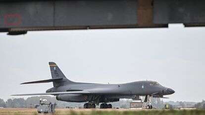 מפציץ אסטרטגי אמריקאי מדגם B-1 לנסר בבסיס חיל האוויר המלכותי פיירפורד שבדרום-מערב אנגליה, 27 בספטמבר 2026. ב-4 באוקטובר אישר הפנטגון כי כל המפציצים האמריקאיים מדגם זה שהוצבו בבסיס הוחזרו לארצות הברית | ג'סטין טאליס, AFP מפציץ אסטרטגי אמריקאי מדגם B-1 לנסר בבסיס חיל האוויר המלכותי פיירפורד שבדרום-מערב אנגליה, 27 בספטמבר 2026. ב-4 באוקטובר אישר הפנטגון כי כל המפציצים האמריקאיים מדגם זה שהוצבו בבסיס הוחזרו לארצות הברית | ג'סטין טאליס, AFP