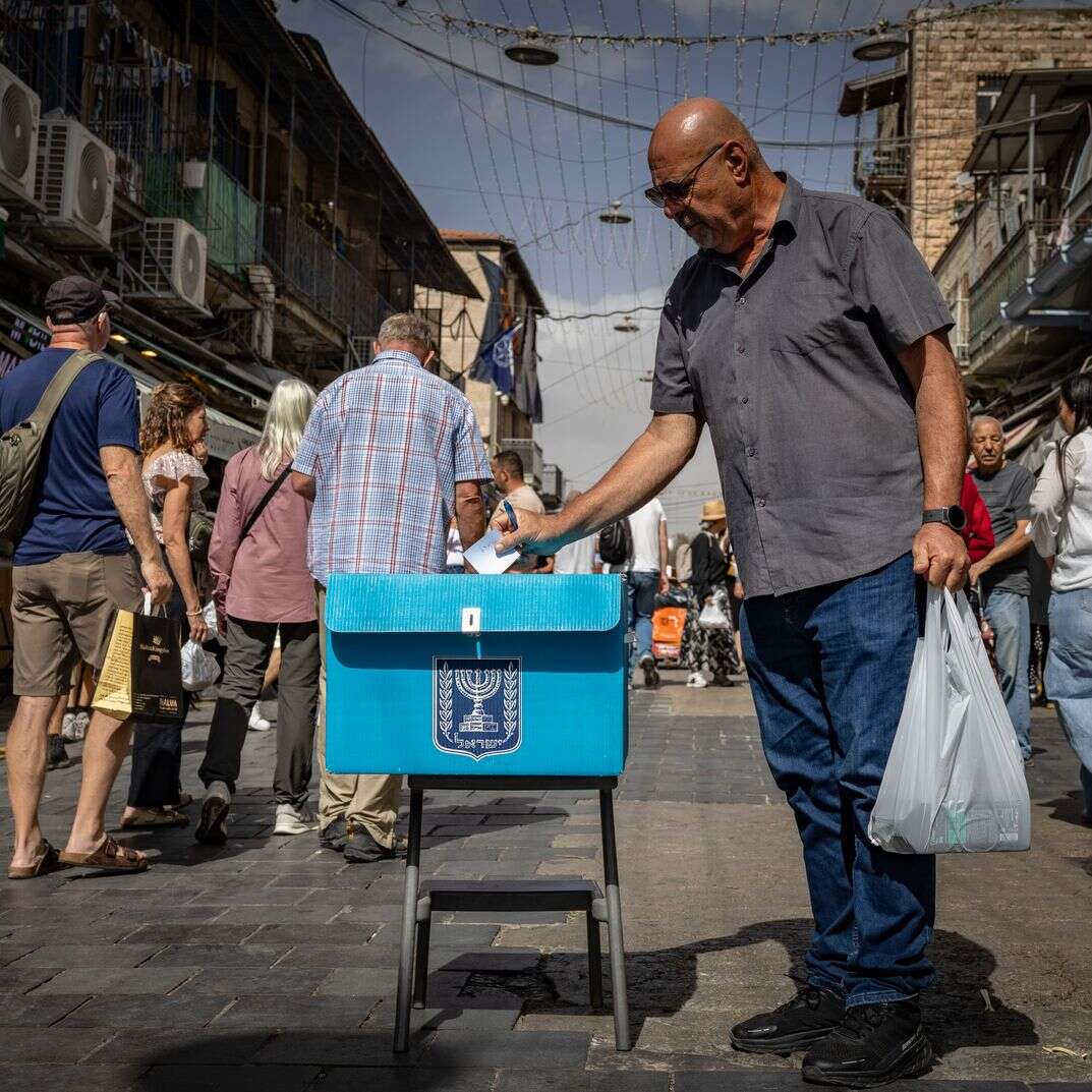 ישראלים משתתפים בסקר בחירות בשוק מחנה יהודה בירושלים | יונתן זינדל, פלאש 90 ישראלים משתתפים בסקר בחירות בשוק מחנה יהודה בירושלים | יונתן זינדל, פלאש 90