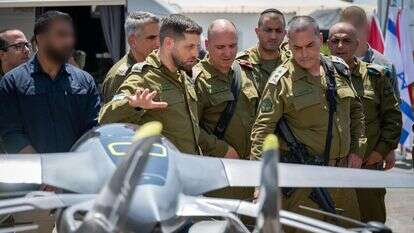 הרמטכ"ל, רא"ל אייל זמירבמחנה שורה, עם ראש אגף הטכנולוגיה והלוגיסטיקה, אלוף מישל ינקו | דובר צה''ל